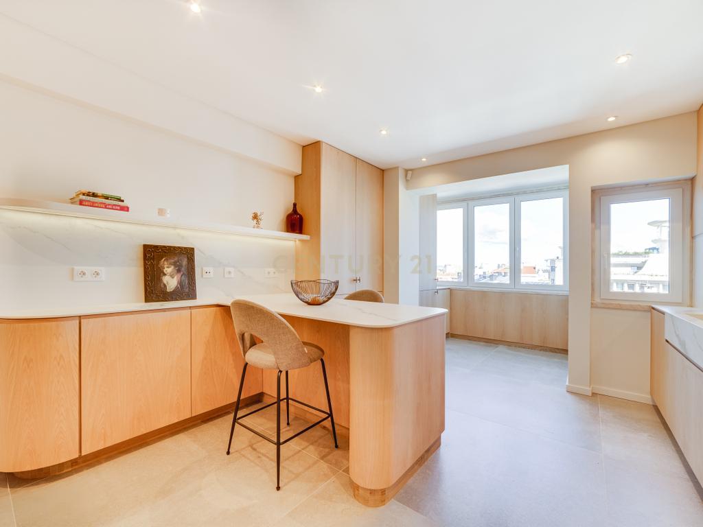 Luxuoso apartamento T4 em Lisboa com Vista e Acabamentos de Alta Qualidade - Image 3